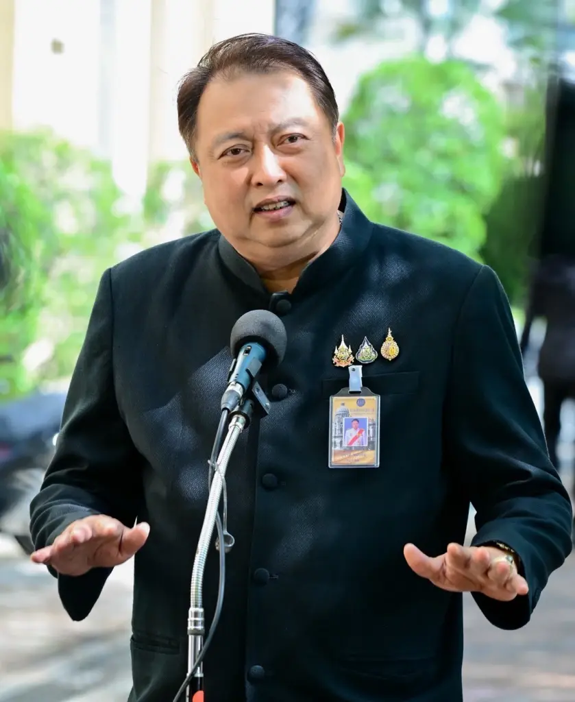 นายสุชาติ ชมกลิ่น รัฐมนตรีว่าการกระทรวงทรัพยากรธรรมชาติและสิ่งแวดล้อม 