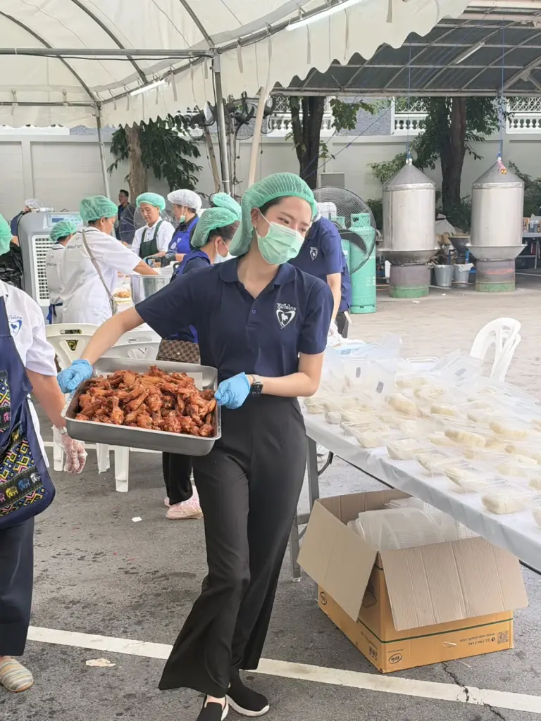 ครัวภูมิใจไทย เสิร์ฟข้าวกล่องไม่หยุด-ไรด์เดอร์รับส่งต่อเนื่อง