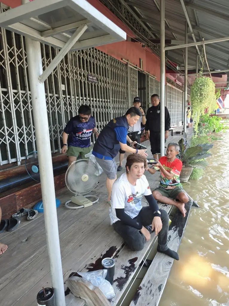 "บุญลือ" ระดมเรือหางยาว 3,000 ซีซี เร่งผันน้ำคลองดำเนินสะดวก หวังกู้วิกฤตน้ำท่วม ลุ้น 8 ต.ค.นี้ ฝนไม่ตกเพิ่ม สถานการณ์คลี่คลาย