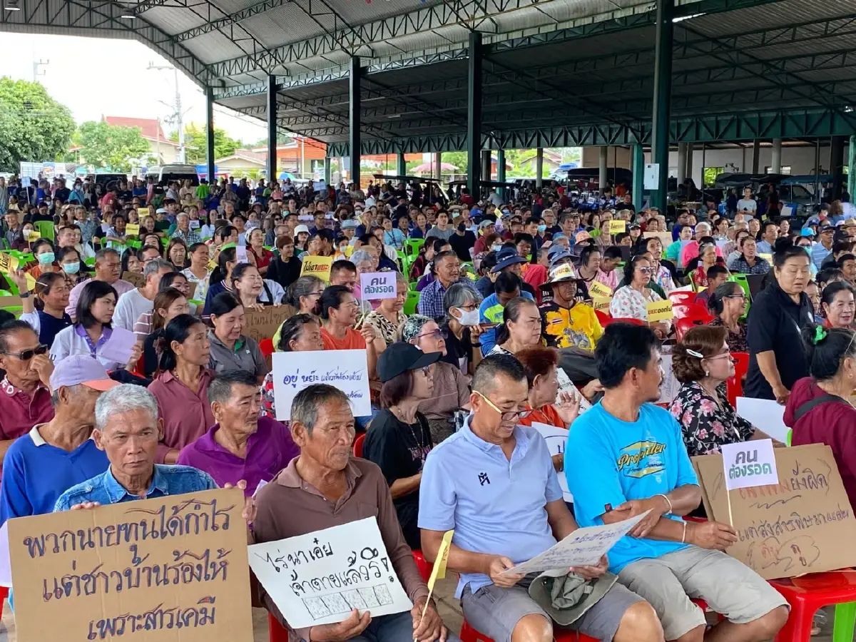 ตื่นตัวขั้นสุด! "ชาวปราจีน" นับพันรวมพลังประท้วง ลั่น "ไม่เอาบ่อขยะพิษ-หมาตัวไหนเอาขยะเข้ามา" หลังเจอน้ำท่วมเปื้อน "คราบสีรุ้ง"