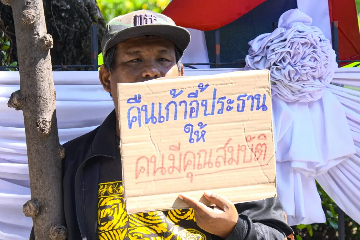 เดือดกลางงาน 15 ปี กสทช. “หมอสรณ-ไตรรัตน์” นำทำบุญวันสถาปนา เจอมวลชนบุกชูป้ายไล่พ้นกสทช. - “นพ.สรณ” ย้ำ เชิญประชุมแล้ว อุบนั่งหัวโต๊ะ ย้ำ ประชุม 2 วง ถูกต้องตามกฎหมายหรือไม่