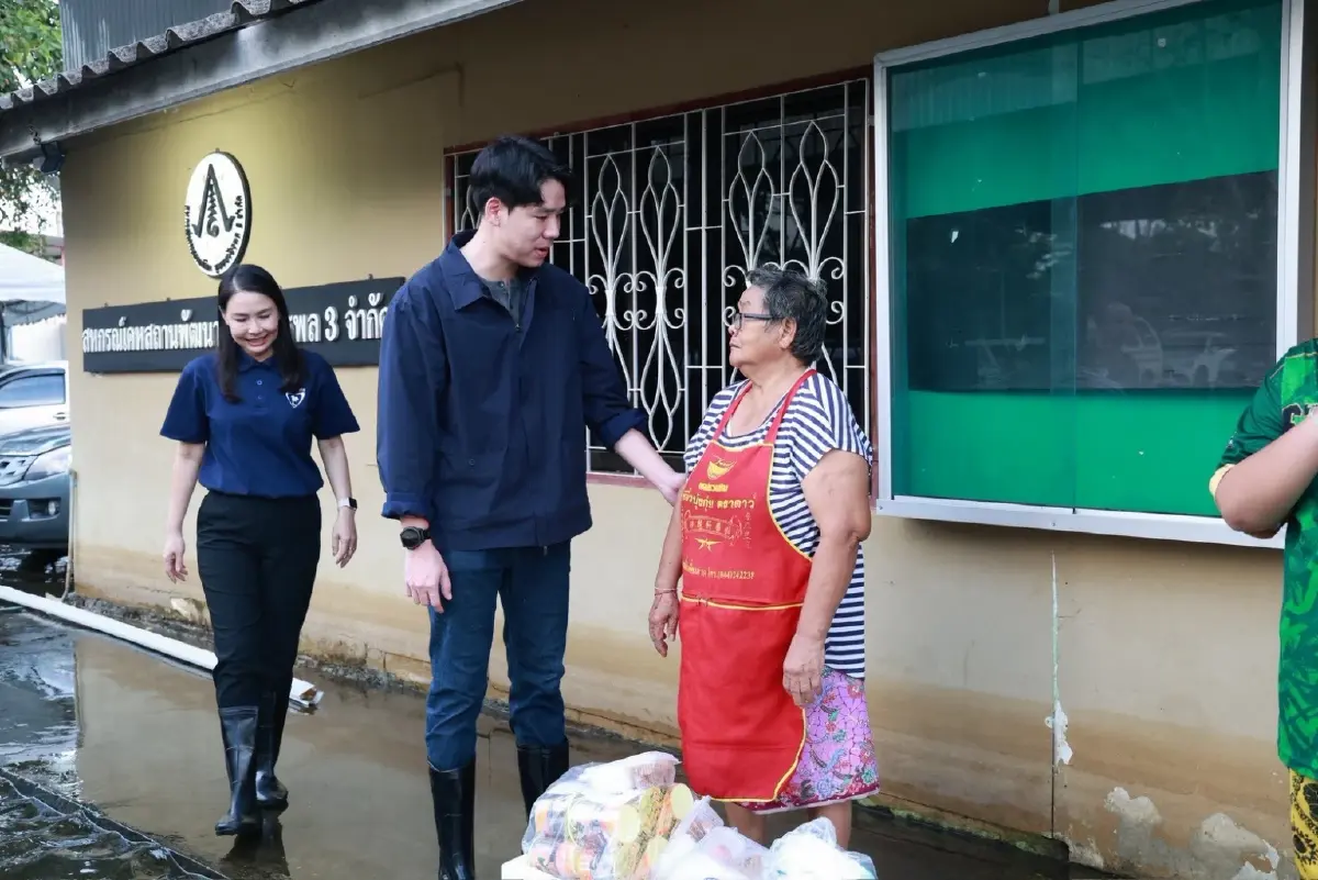 “สส.อีสาน” ลุยน้ำท่วมกรุงเทพฯ ส่งข้าวกล่องช่วยผู้ประสบภัย
