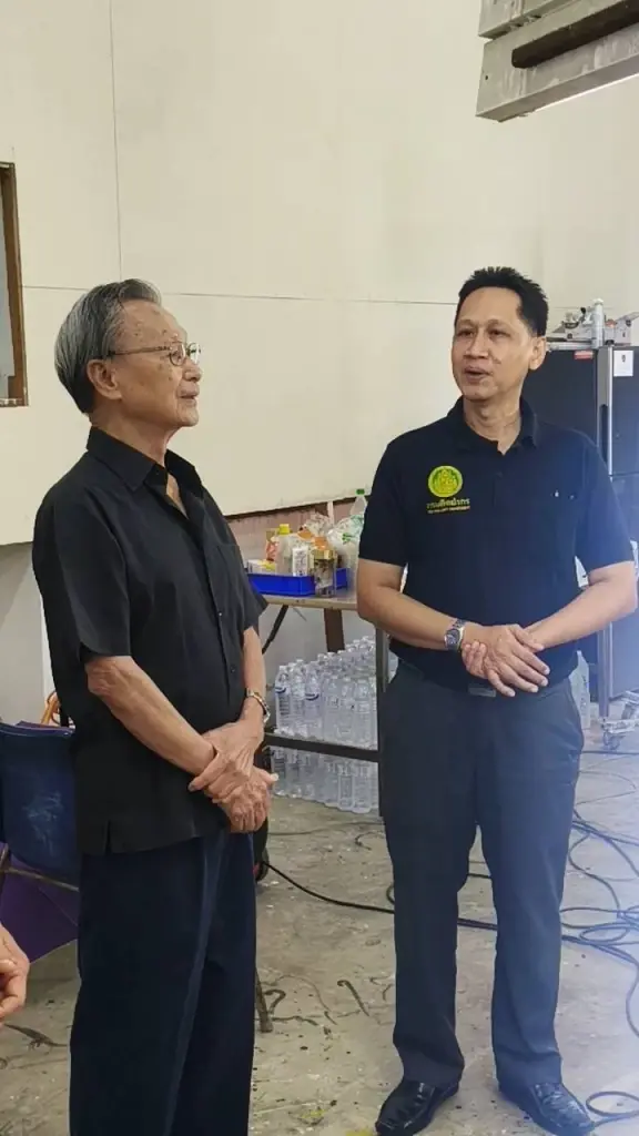 มงคลสูงสุดของชีวิต! “ชวน หลีกภัย” ถวายงานส่งเสด็จฯ! ร่วมแต้มสีจิตรกรรม “เทวดาถือบังแทรก” ประกอบพระเมรุมาศ “สมเด็จพระพันปีหลวง”