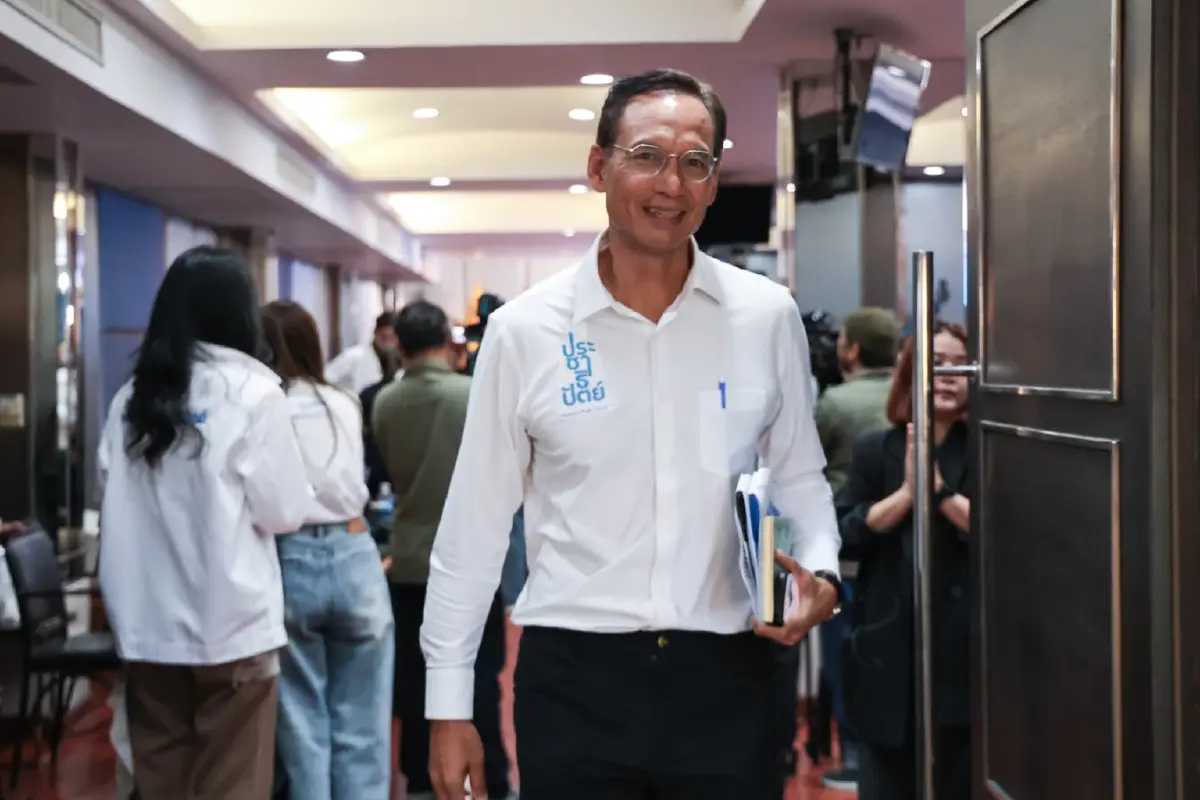 นายกรณ์ จาติกวณิช รองหัวหน้าพรรคประชาธิปัตย์ และอดีตรัฐมนตรีว่าการกระทรวงการคลัง