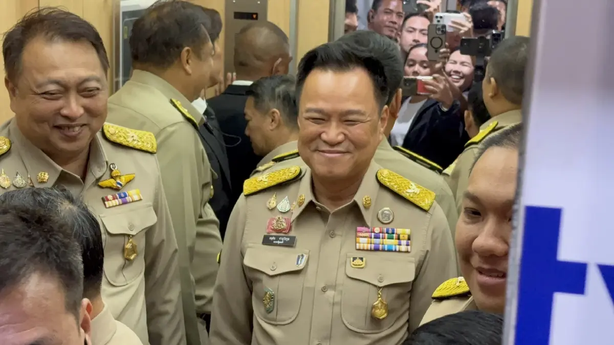 "อนุทิน" ยิ้มแป้น! ปัดตอบปม "เนวิน" อวยพรนั่ง "นายกฯ อีก 2 สมัย" ยันไร้ความขัดแย้งบริหารน้ำ โฟกัสช่วยภัยน้ำท่วมเต็มที่