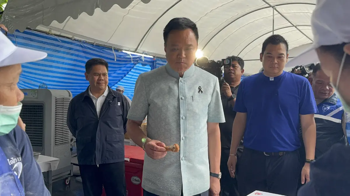 "อนุทิน" สวมบทพ่อครัวลุยตรวจโรงครัวภูมิใจไทย "ชิมไก่ทอด-ผัดกะเพรา" สั่งตักให้จุใจลั่นประชาชนต้องอิ่มท้อง!