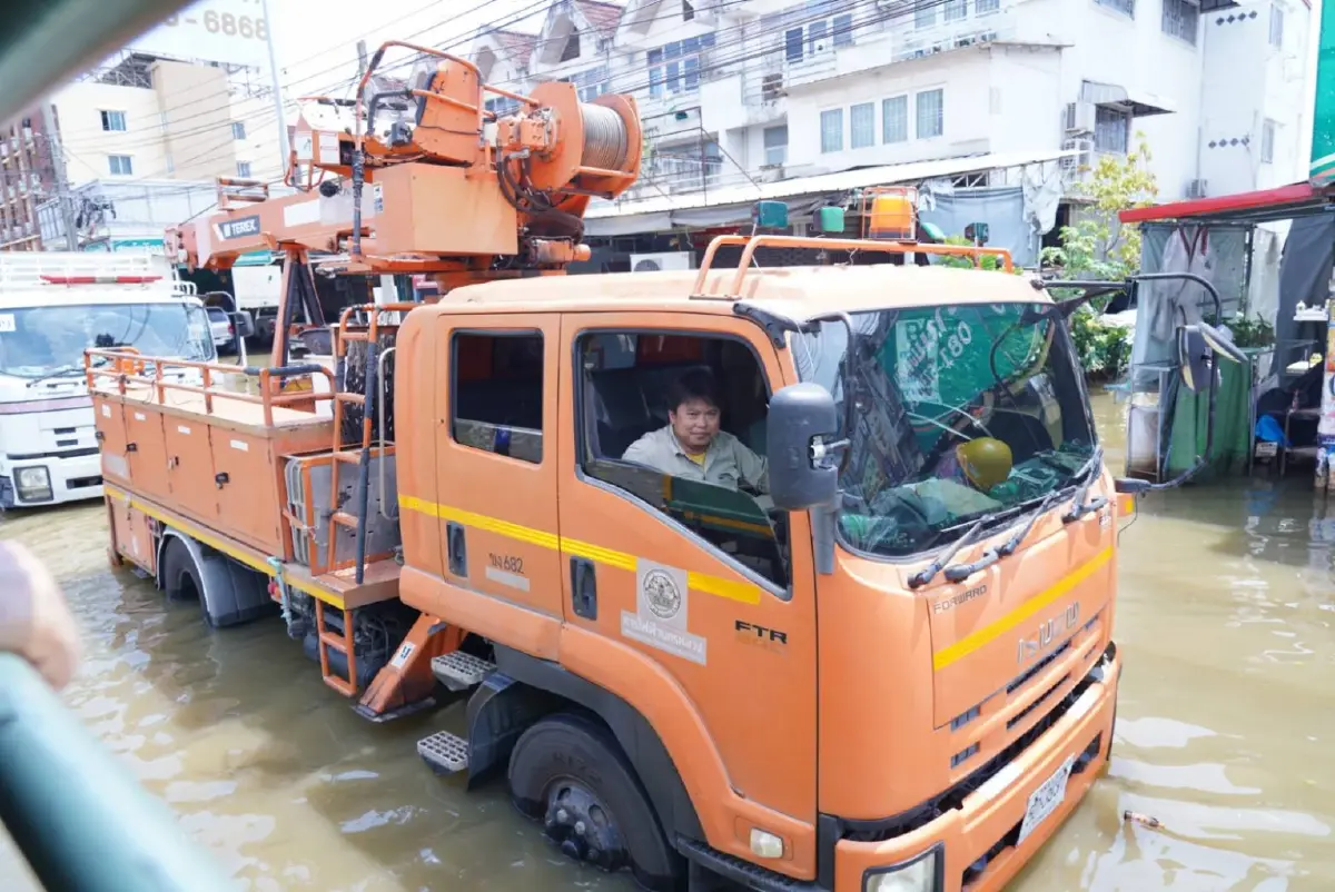 มท.2 พร้อมผู้ว่าการ MEA ลงพื้นที่ร่มเกล้า ร่วมบรรจุถุงบรรเทาทุกข์ ส่งอาหาร–น้ำดื่มช่วยผู้ประสบภัย