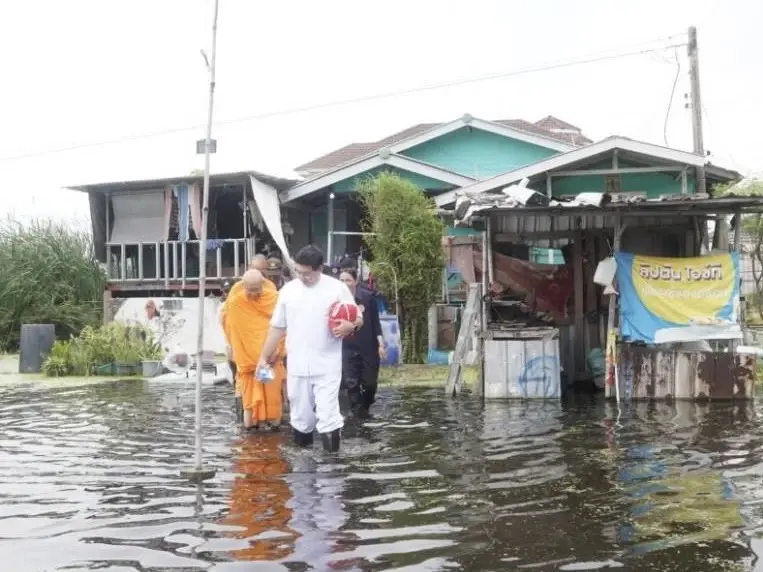 ห่วงใยไม่ทิ้งกัน! "พระ" ลุยน้ำมอบถุงยังชีพ-ยาเวชภัณฑ์ กลุ่มเปราะบาง ถึงบ้านผู้ประสบภัย ปทุมธานี