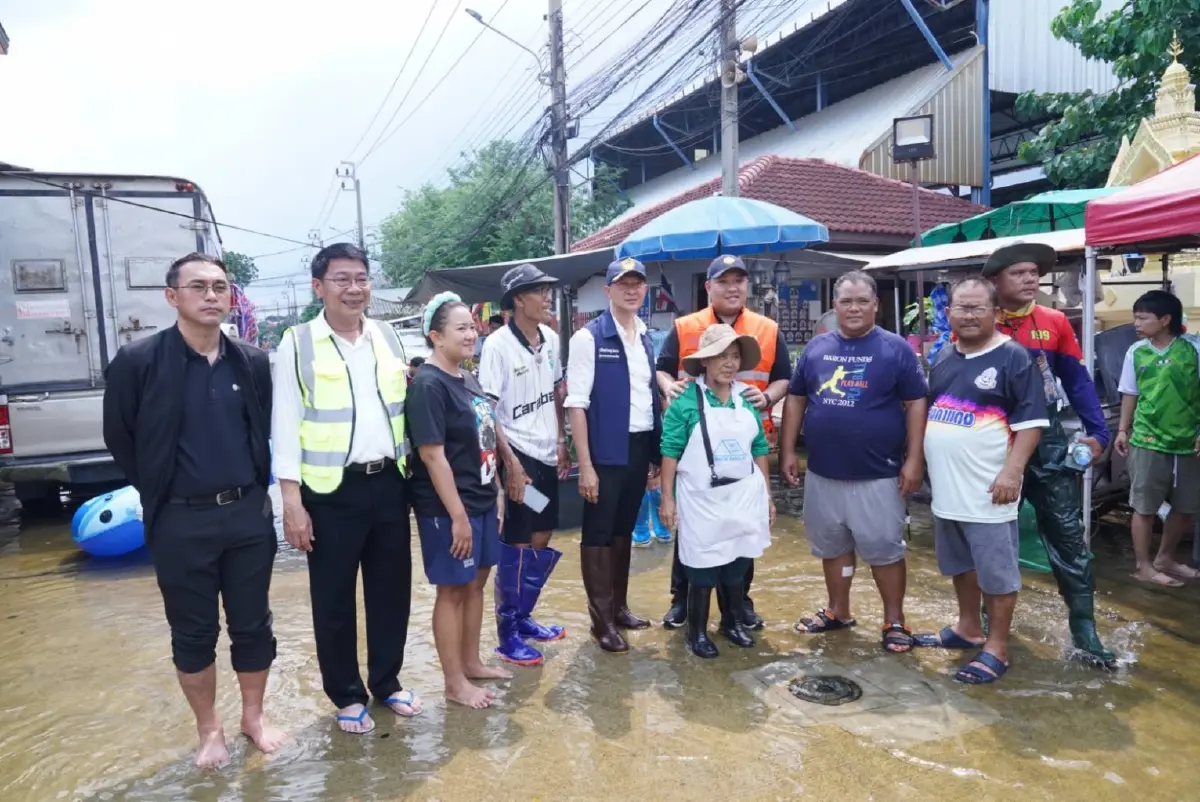 มท.2 พร้อมผู้ว่าการ MEA ลงพื้นที่ร่มเกล้า ร่วมบรรจุถุงบรรเทาทุกข์ ส่งอาหาร–น้ำดื่มช่วยผู้ประสบภัย