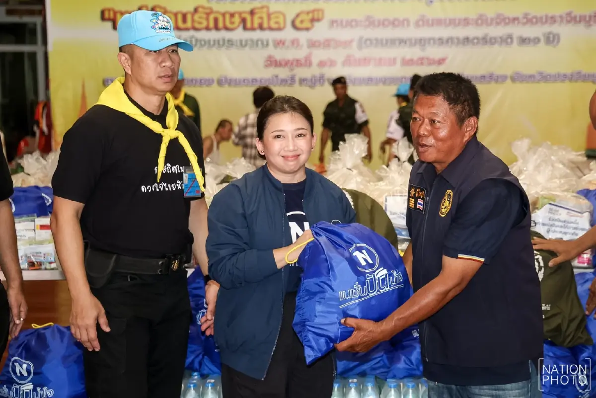 "มูลนิธิเนชั่น" ลงพื้นที่แจกถุงยังชีพช่วยน้ำท่วมปราจีนบุรี