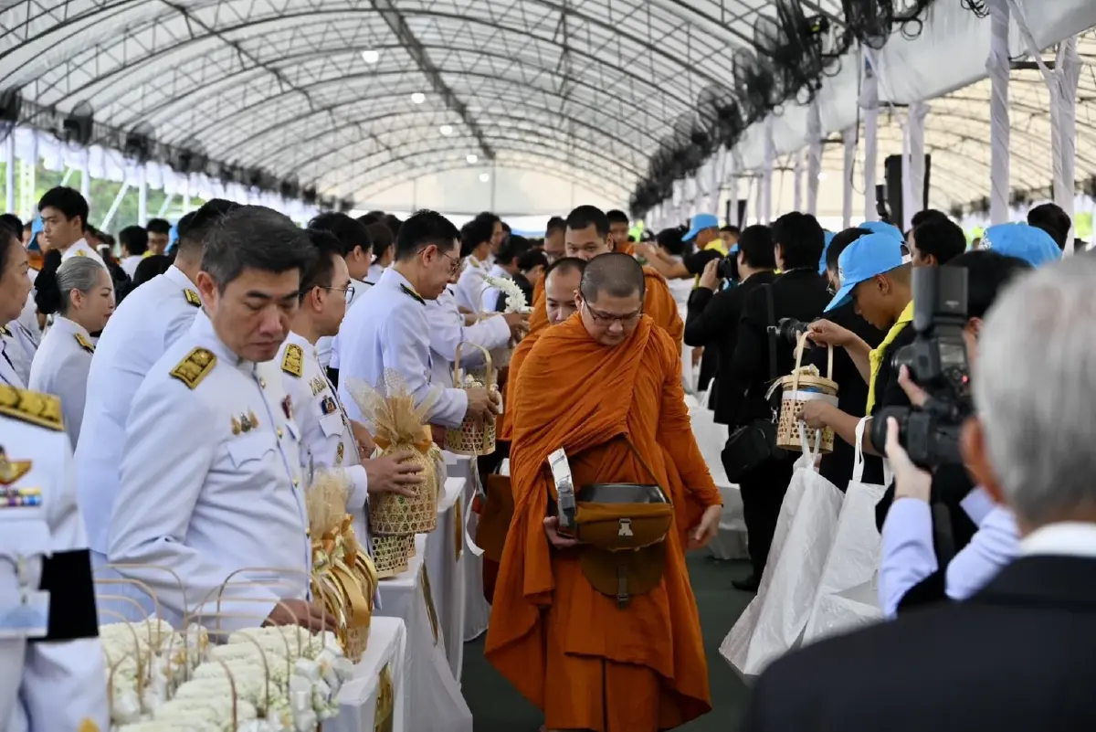 นายกฯ นำทำบุญตักบาตร วันคล้ายวันสวรรคต พระบรมราชชนนีพันปีหลวง