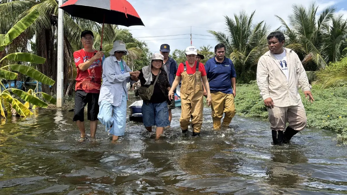“มูลนิธิเนชั่น-สส.ฐิติมา” ลุยน้ำช่วยผู้ประสบอุทกภัยแปดริ้ว