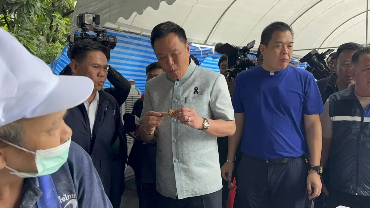 "อนุทิน" สวมบทพ่อครัวลุยตรวจโรงครัวภูมิใจไทย "ชิมไก่ทอด-ผัดกะเพรา" สั่งตักให้จุใจลั่นประชาชนต้องอิ่มท้อง!