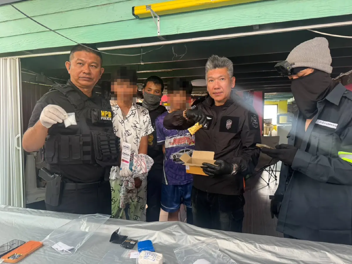 “รองจ๋อ – สารวัตรแจ๊ะ” นำทีมแฝงตัวพนักงานเก็บขยะ ล็อก “บังดำ” ขาใหญ่หัวจ่ายประเวศ