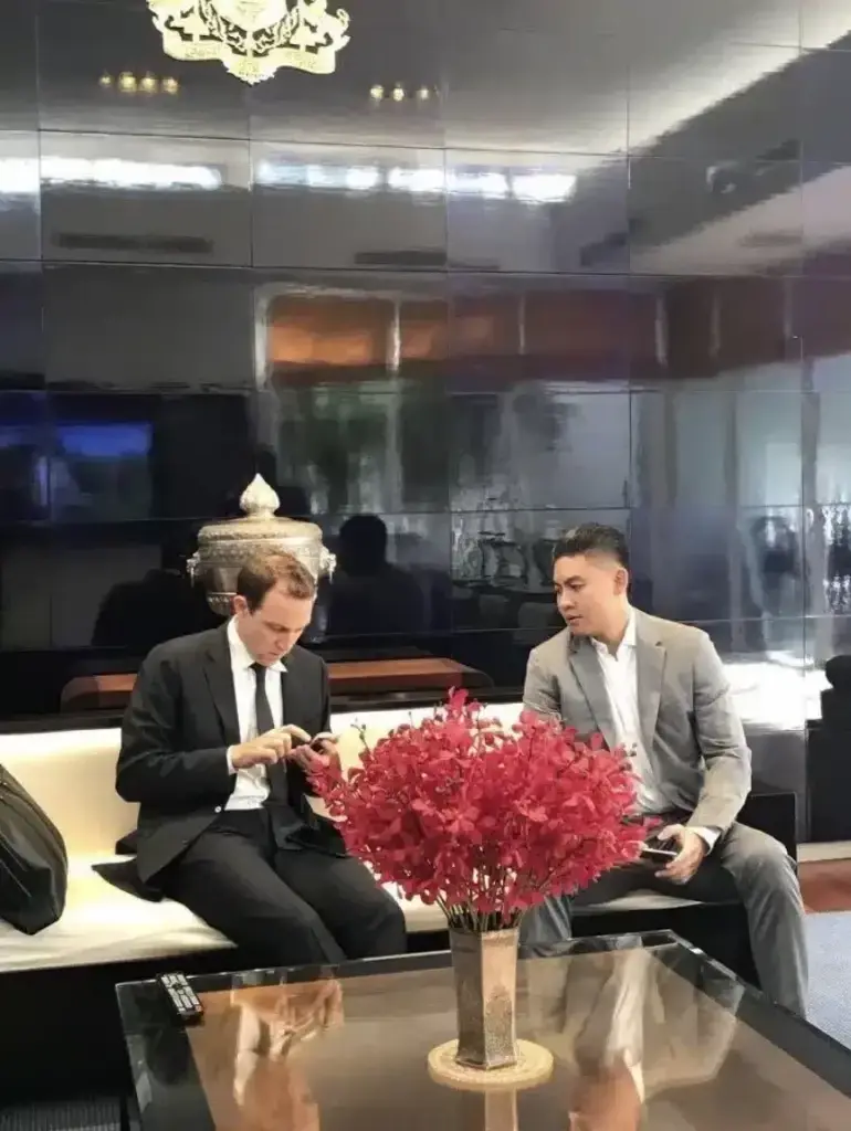 ออกหมายจับ! "เบน-ยิม" ฟอกเงินข้ามโลก โยกเงินผ่านแบงก์กัมพูชา-กองทุนสิงคโปร์ ก่อนโยนเงินซื้อหุ้นใหญ่ "ตลาดหลักทรัพย์ฯ"