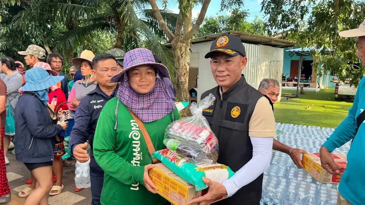 นายชนาธิป โคกมณี รองผู้ว่าราชการจังหวัด รักษาราชการแทนผู้ว่าราชการจังหวัดปราจีนบุรี ลงพื้นที่ช่วยเหลือผู้ประสบภัยน้ำท่วมบ้านสร้าง