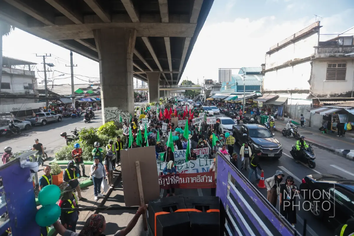 ยื้อวุ่น! ตร. ห้ามม็อบต้าน IMF แขวนป้าย ก่อนยอมให้ทำกิจกรรมเชิงสัญลักษณ์