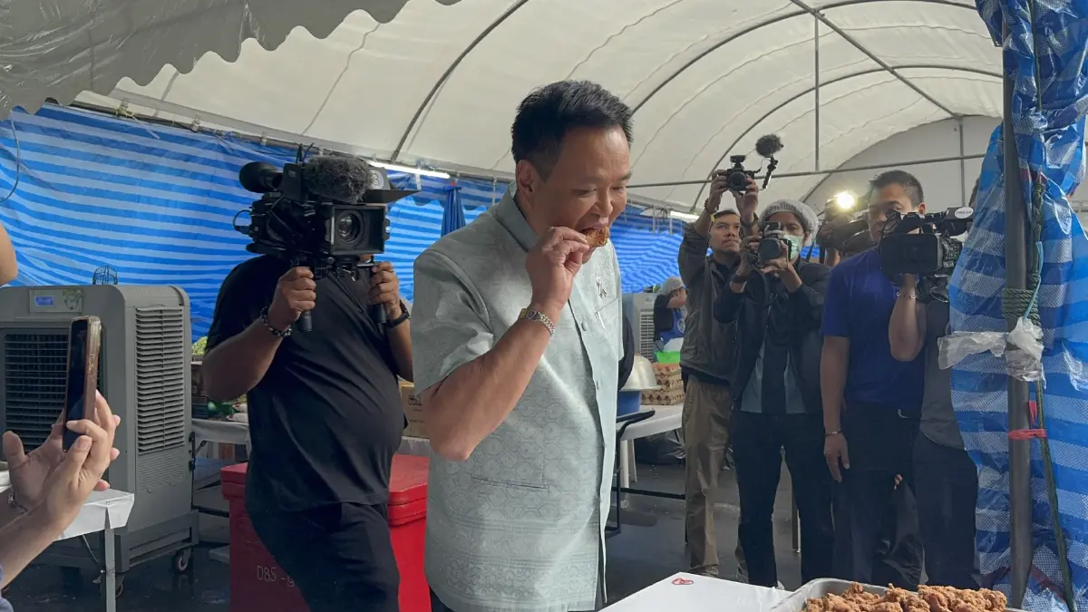 "อนุทิน" สวมบทพ่อครัวลุยตรวจโรงครัวภูมิใจไทย "ชิมไก่ทอด-ผัดกะเพรา" สั่งตักให้จุใจลั่นประชาชนต้องอิ่มท้อง!