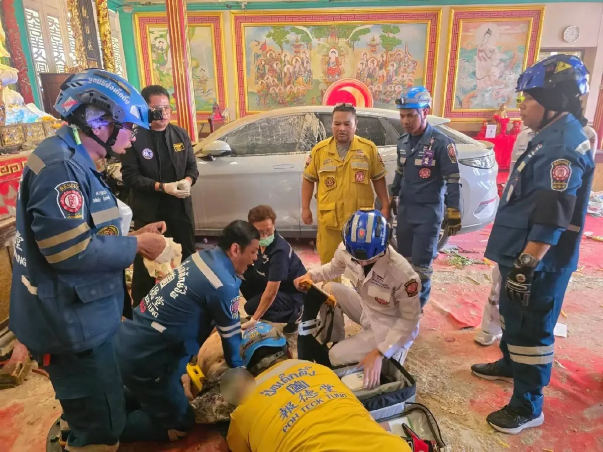 ระทึก! เก๋ง EV พุ่งชนคนในศาลเจ้าแม่กวนอิม มูลนิธิเทียนฟ้า เยาวราช เจ็บ 3 สาหัส 1 เผยคนขับเป็นชายสูงอายุ เกิดวูบเหยียบคันเร่ง