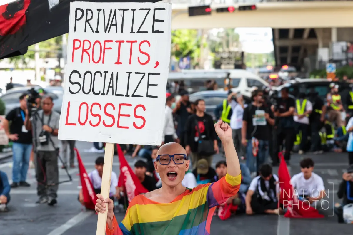 ยื้อวุ่น! ตร. ห้ามม็อบต้าน IMF แขวนป้าย ก่อนยอมให้ทำกิจกรรมเชิงสัญลักษณ์