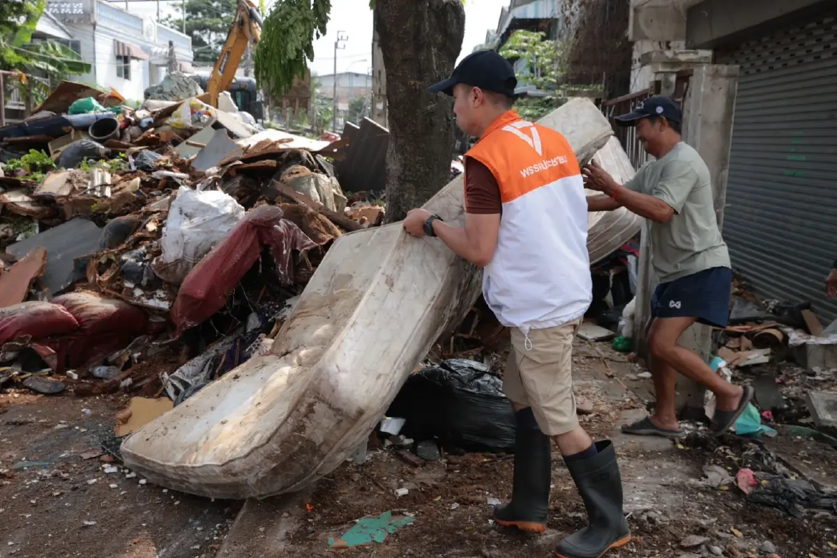 “ปิยรัฐ – ชุมพล” พรรคประชาชน ลุยภารกิจ "ธานอส" เคลียร์ขยะที่เคหะร่มเกล้า
