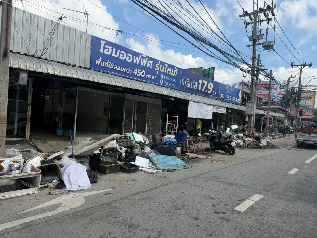 'ธีรรัตน์' จวก กทม. เมินน้ำท่วมถนนเจ้าคุณทหาร ทำนิคมลาดกระบังป่วน