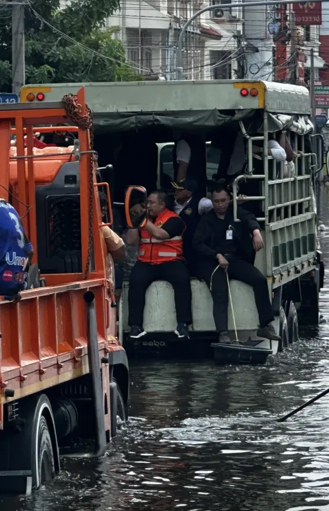 มท.2 พร้อมผู้ว่าการ MEA ลงพื้นที่ร่มเกล้า ร่วมบรรจุถุงบรรเทาทุกข์ ส่งอาหาร–น้ำดื่มช่วยผู้ประสบภัย