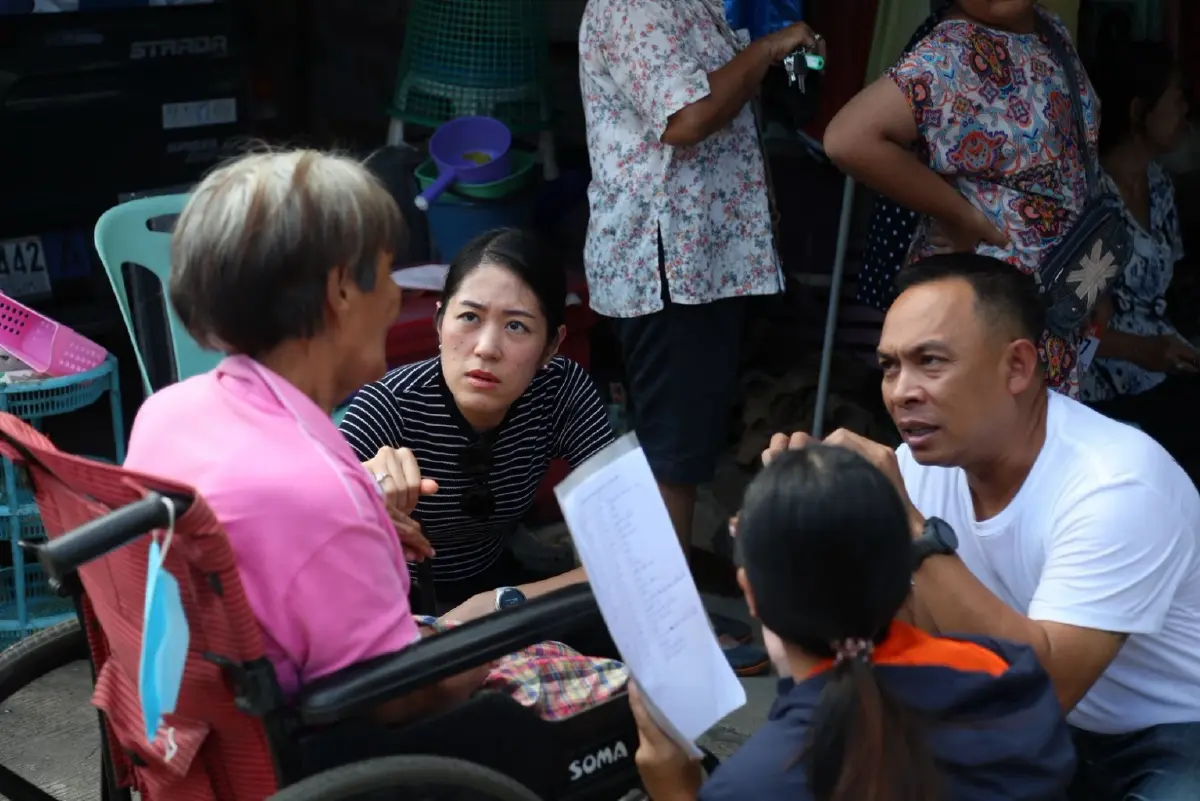 ทีมแพทย์อาสาประชาชน ลุยสายไหม ช่วยรักษาชาวบ้านที่ได้รับผลกระทบจากน้ำท่วม