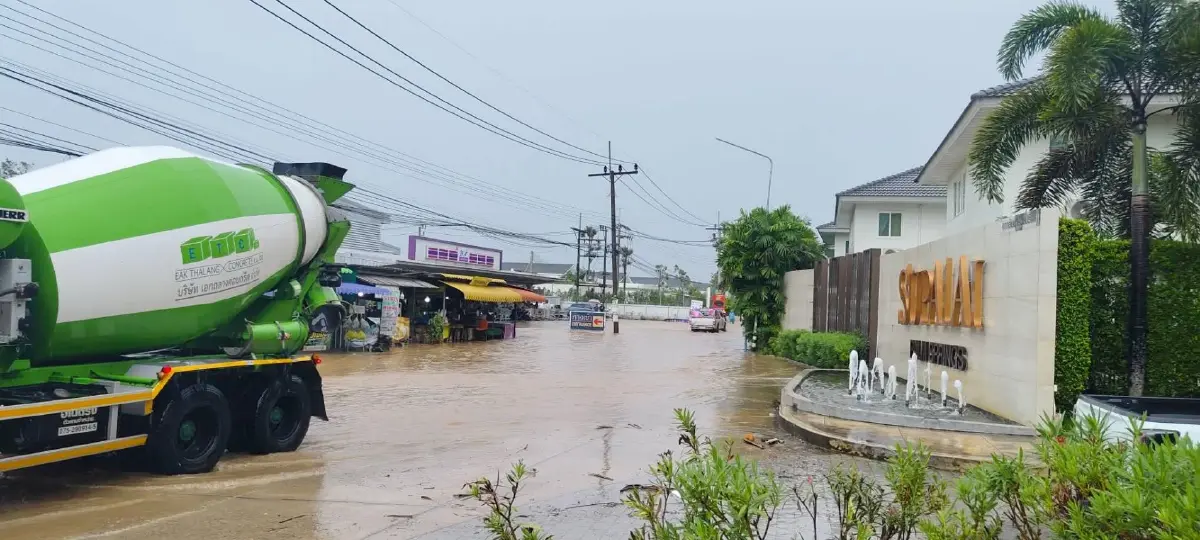 เปิดคลิปฝนถล่มภูเก็ต! น้ำท่วมขังหลายจุด รถเล็กผ่านไม่ได้ อุตุฯ เตือนอันดามันฝนตกหนักถึง 28 ต.ค.นี้