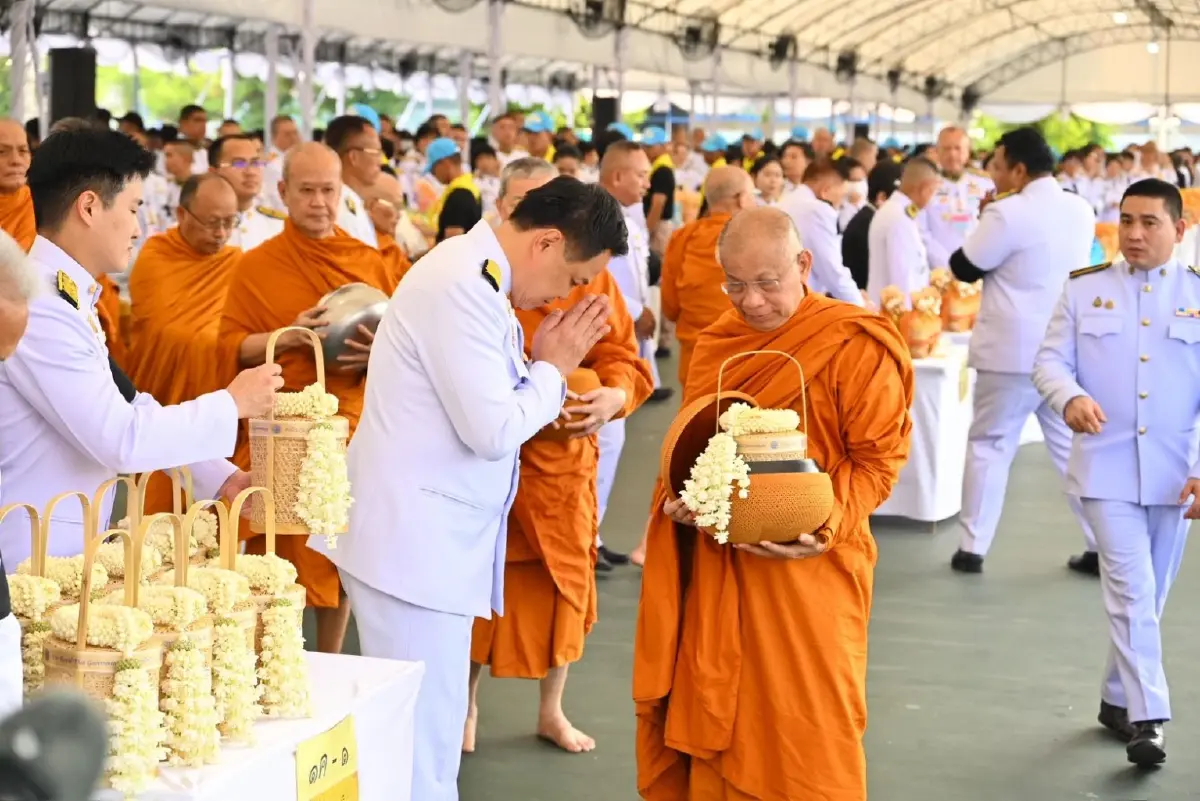 นายกฯ นำทำบุญตักบาตร วันคล้ายวันสวรรคต พระบรมราชชนนีพันปีหลวง
