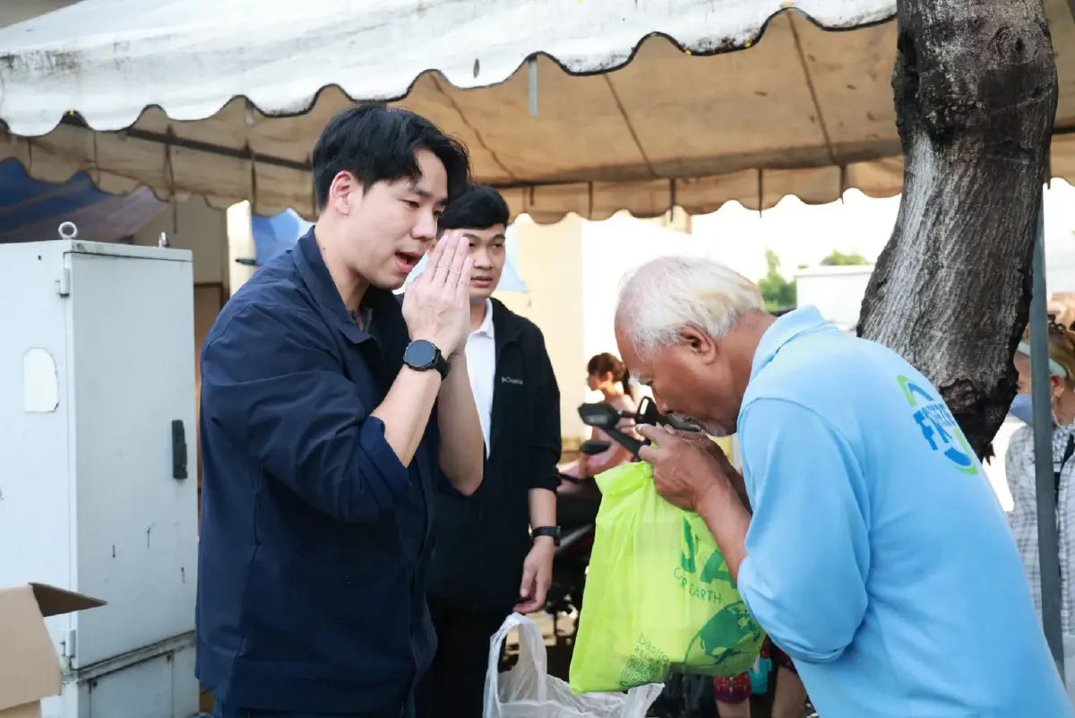 “สส.อีสาน” ลุยน้ำท่วมกรุงเทพฯ ส่งข้าวกล่องช่วยผู้ประสบภัย