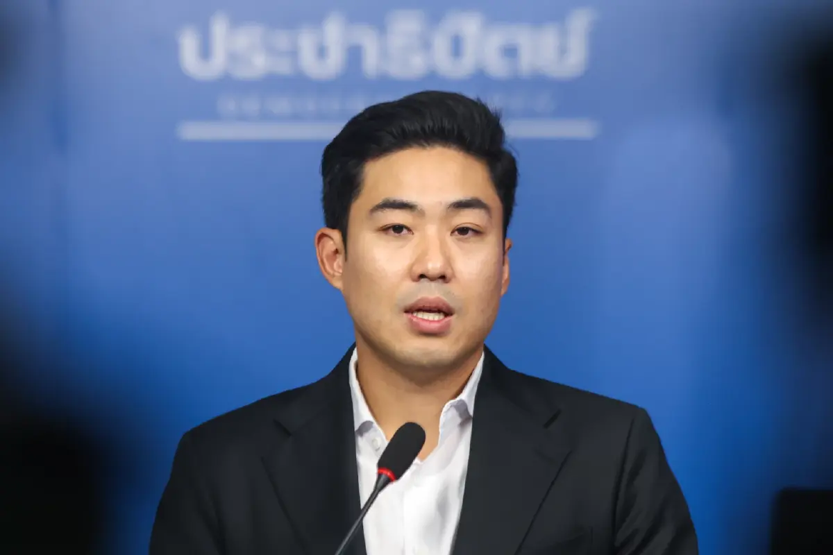 นายพงศกร ขวัญเมือง โฆษกพรรคประชาธิปัตย์ และอดีตโฆษกกรุงเทพมหานคร