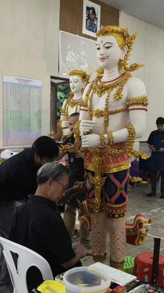 มงคลสูงสุดของชีวิต! “ชวน หลีกภัย” ถวายงานส่งเสด็จฯ! ร่วมแต้มสีจิตรกรรม “เทวดาถือบังแทรก” ประกอบพระเมรุมาศ “สมเด็จพระพันปีหลวง”