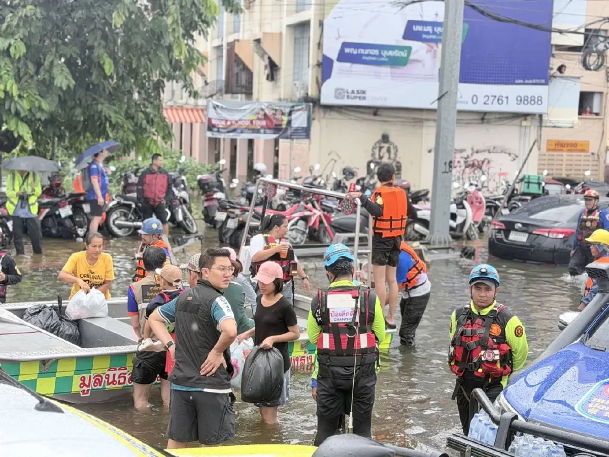 สก.บางกะปิ เร่งฟื้นฟูหลังน้ำลด-ขอบคุณคนไทยช่วยผู้ประสบภัย