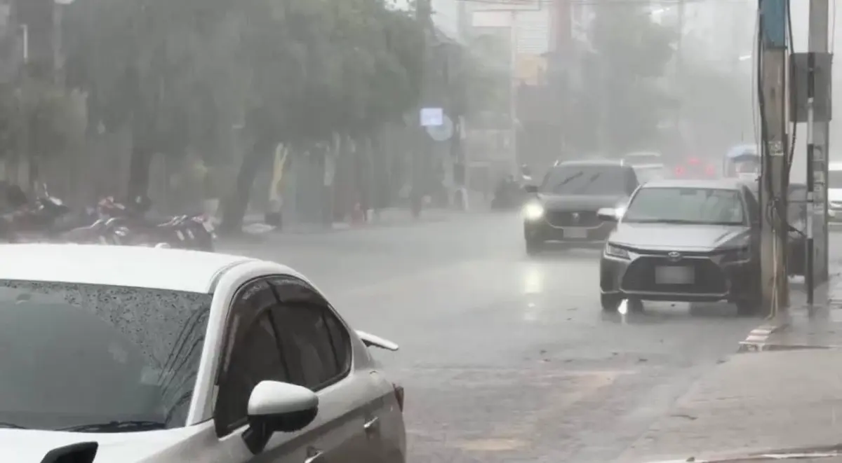 พายุฝนถล่มเชียงใหม่หนัก! ตัวเมือง-แม่ริมเจอฝนตกต่อเนื่องกว่า 1 ชม. ลุ่มต่ำระวังน้ำท่วม "ผู้ว่าฯ" เกาะติดสถานการณ์