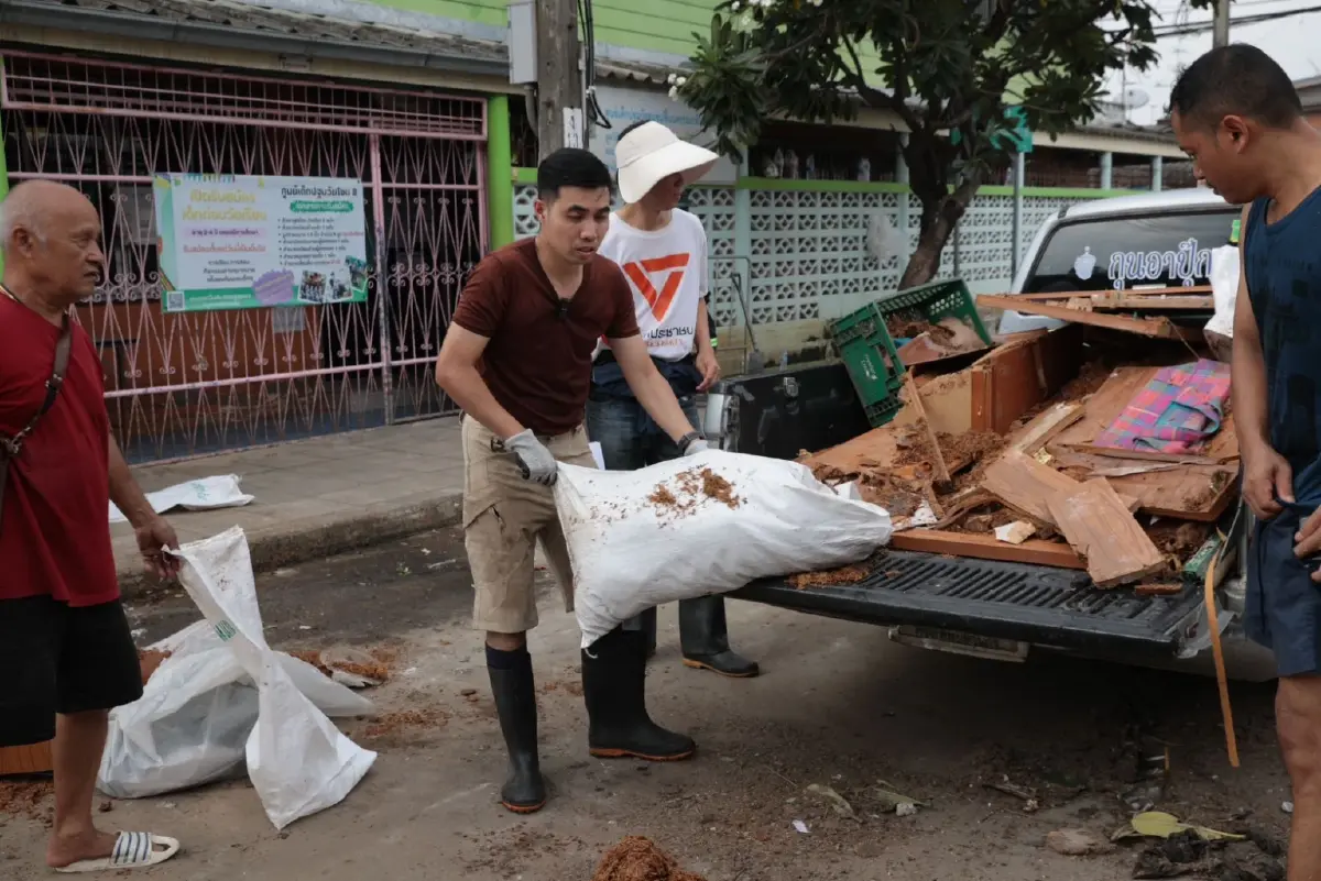 “ปิยรัฐ – ชุมพล” พรรคประชาชน ลุยภารกิจ "ธานอส" เคลียร์ขยะที่เคหะร่มเกล้า