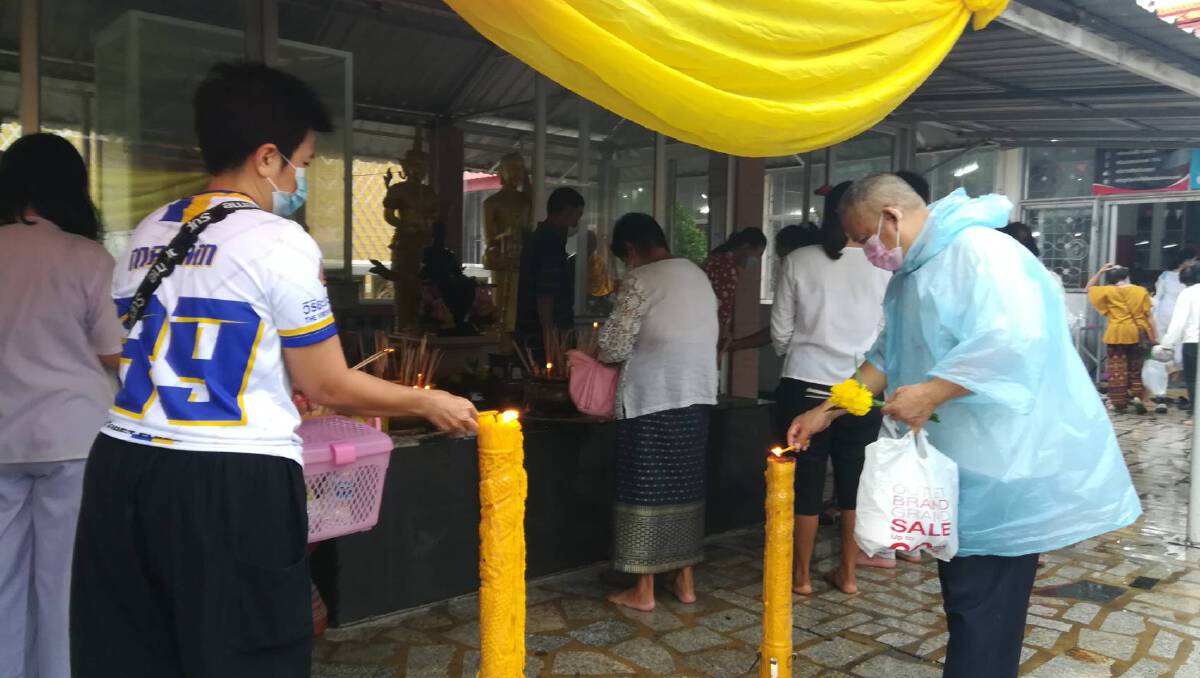 ประชาชนจังหวัดพิษณุโลกเข้าวัดร่วมทำบุญวันอาสาฬหบูชา