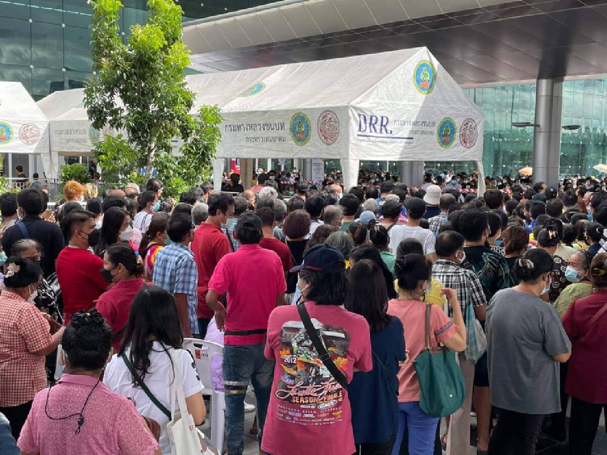 ศูนย์ฉีดวัคซีนกลางสถานีบางซื่อทะลักประชาชนแห่ฉีดวัคซีน-19 ศูนย์ฉีดวัคซีนกลางสถานีบางซื่อทะลักประชาชนแห่ฉีดวัคซีน-19