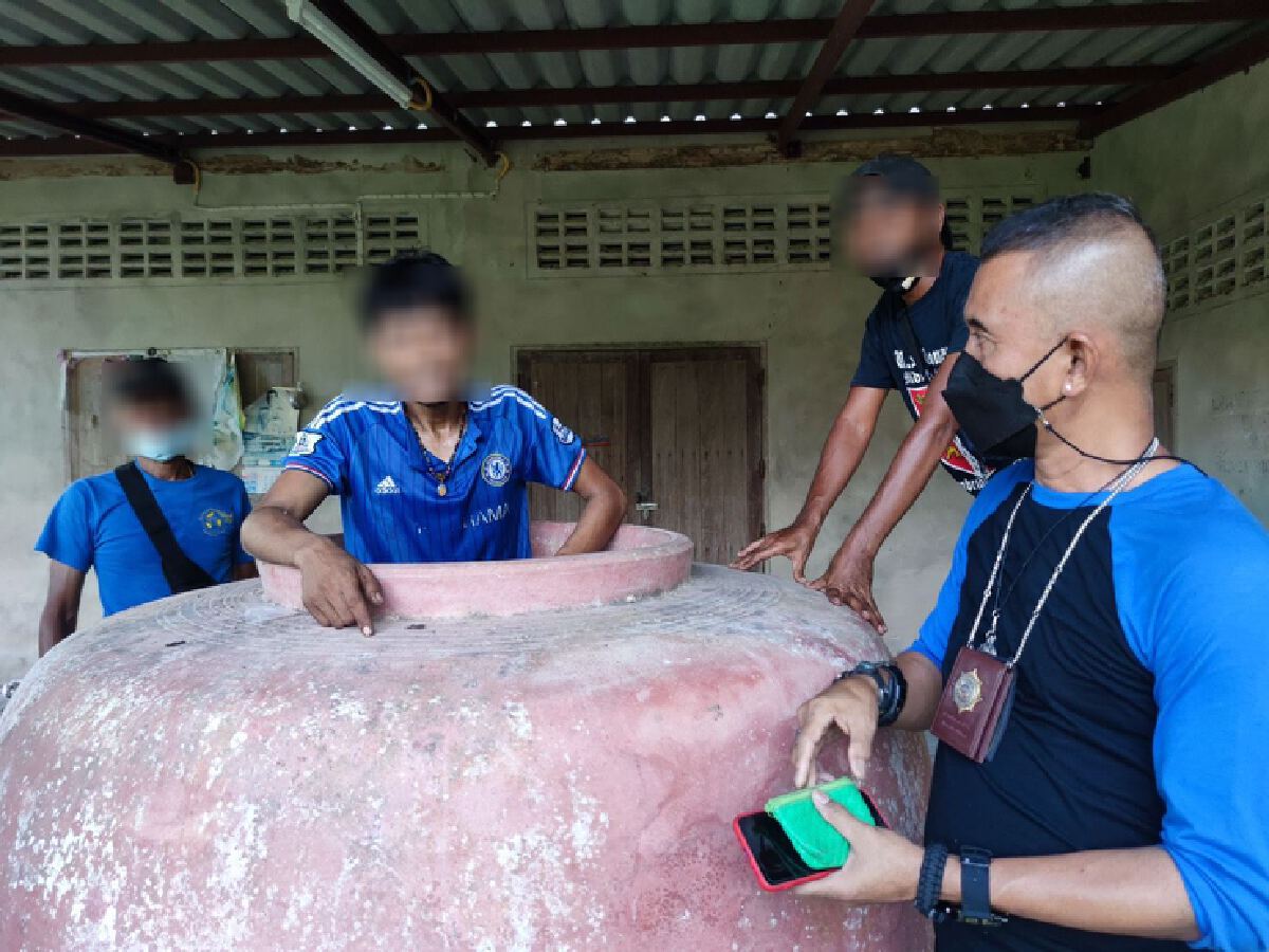 พ่อค้ายานรกสุดฮาใช้มุกหนังบ้านผีปอบกระโดดลงโอ่งหลบหนีการจับกุม