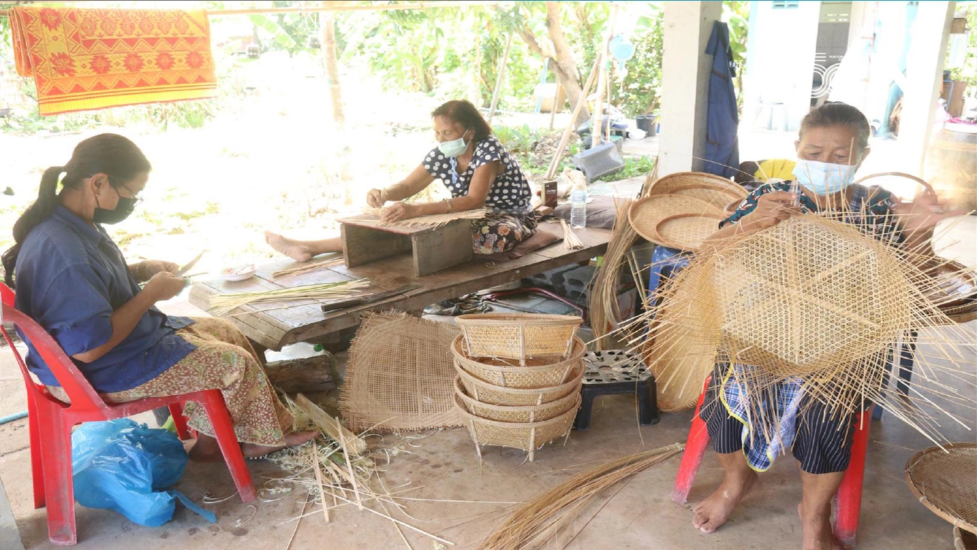 กลุ่มแม่บ้านพิจิตรจักสานตะกร้าไม้ไผ่ลายดอกพิกุล-สร้างรายได้เสริม