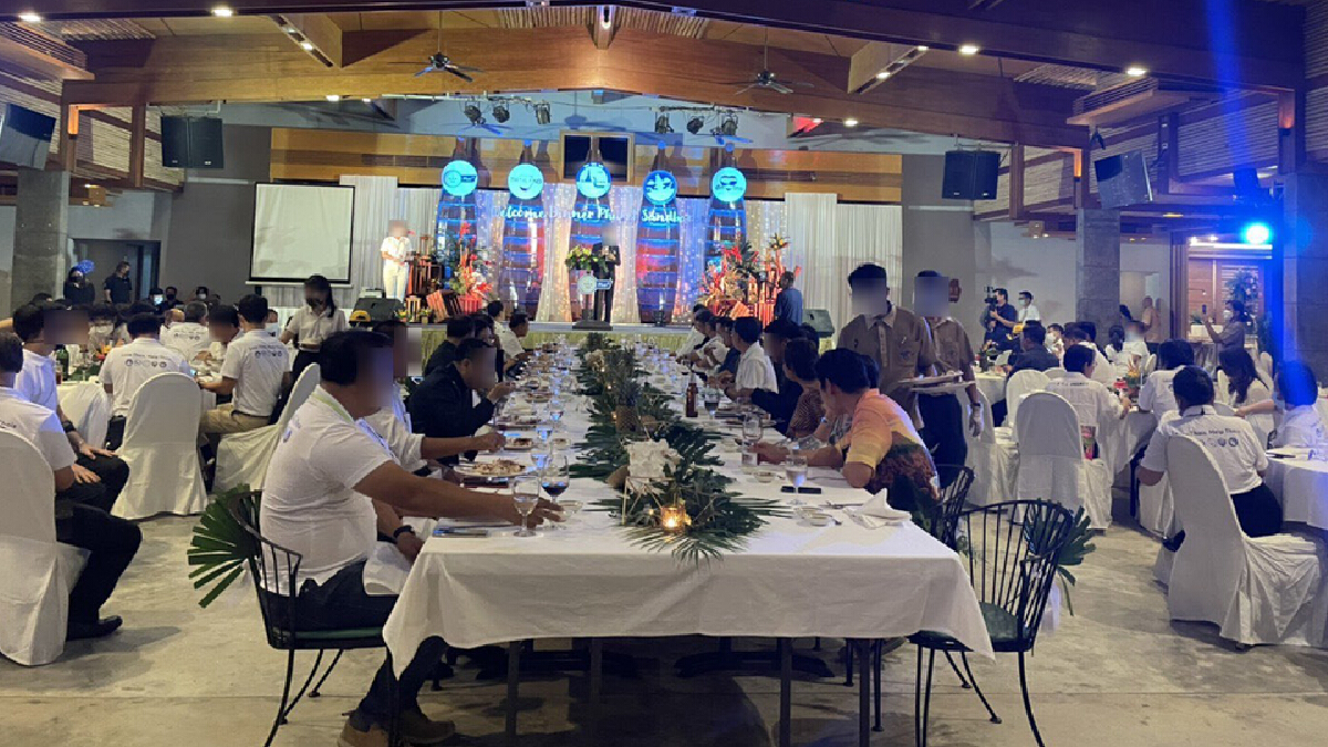 ทัวร์รุมถล่มภาพงานเลี้ยง "ภูเก็ตแซนด์บ็อกซ์" นั่งดื่มกินไม่กลัวโควิด