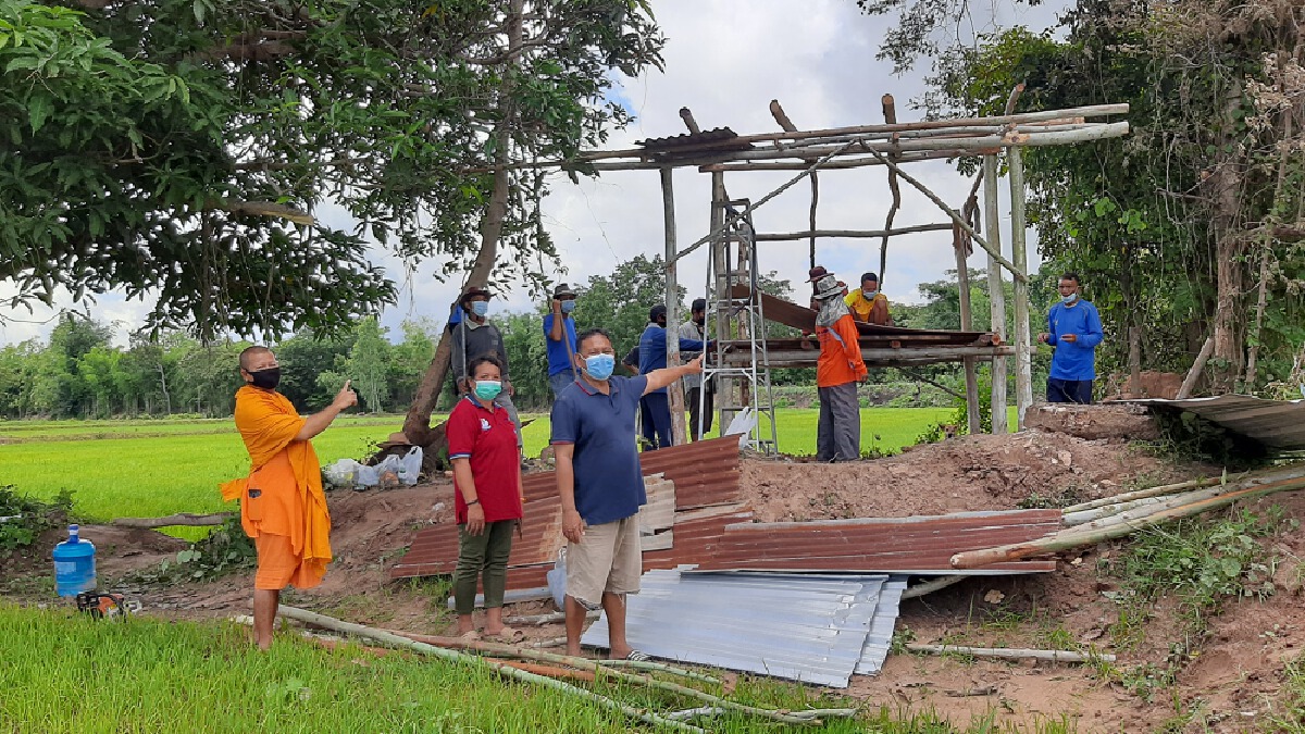 ชาวบ้านร่วมแรงร่วมใจสร้างเถียงนากักตัวกลุ่มเสี่ยงโควิด