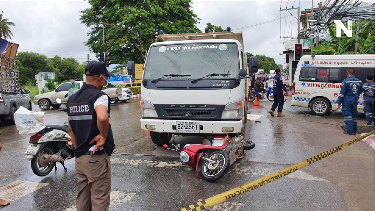 รถบรรทุกดินชน"จยย."ทับร่างนศ.สาวดับ กลางสี่แยกไฟแดง รถบรรทุกดินชน"จยย."ทับร่างนศ.สาวดับ กลางสี่แยกไฟแดง
