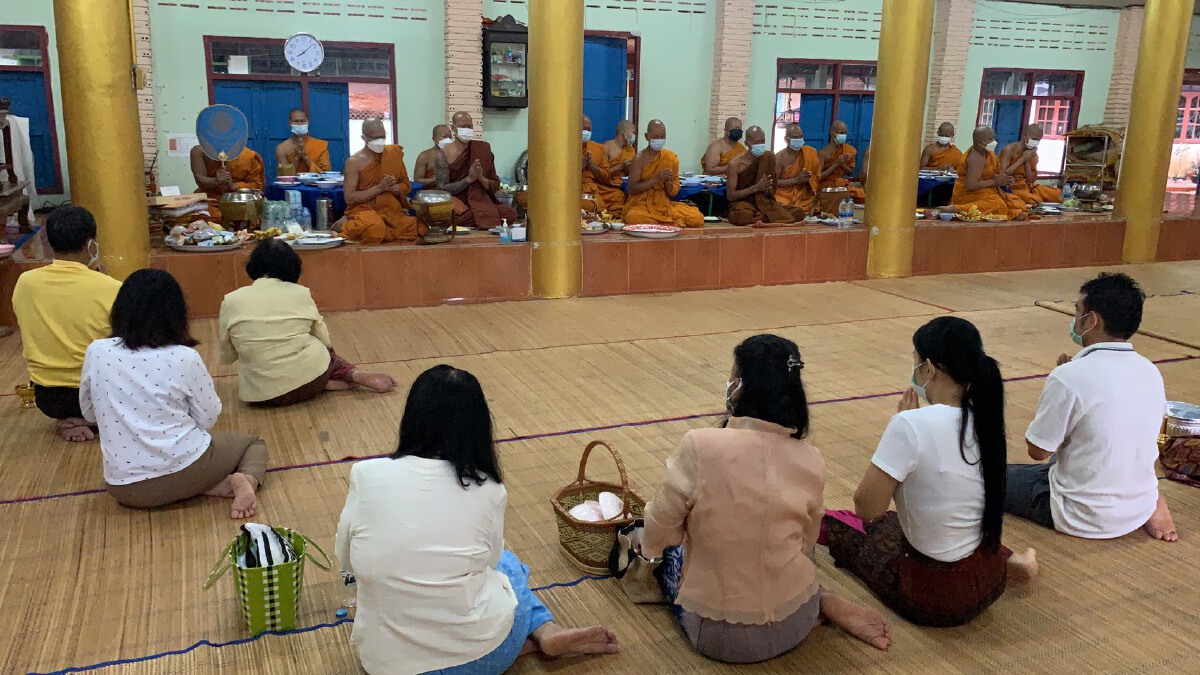 ปชช.แห่ทำบุญวันอาสาฬหบูชาท่ามกลางสายฝน พร้อมปฏิบัติตามมาตรการโควิด