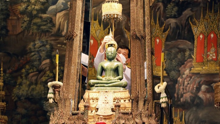 ในหลวง ทรงเปลี่ยนเครื่องทรง พระแก้วมรกต จากฤดูร้อนเป็นฤดูฝน
