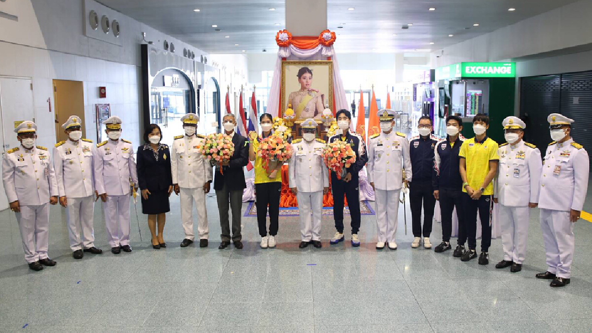 สมเด็จพระเจ้าลูกเธอ เจ้าฟ้าสิริวัณณวรีฯ ประทานช่อดอกไม้ "เทนนิส"