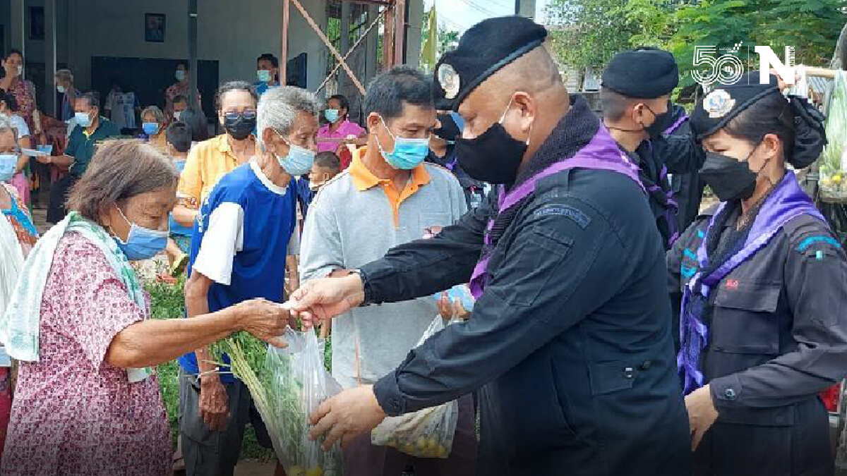 ทหารพรานปันสุข นำผลผลิตการเกษตรใส่รถพุ่มพวงแจกชาวบ้าน