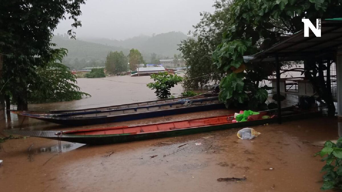 ฝนกระหน่ำทั้งวันทั้งคืนแม่ค้าริมเมยเร่งย้ายของหนีน้ำทะลัก 