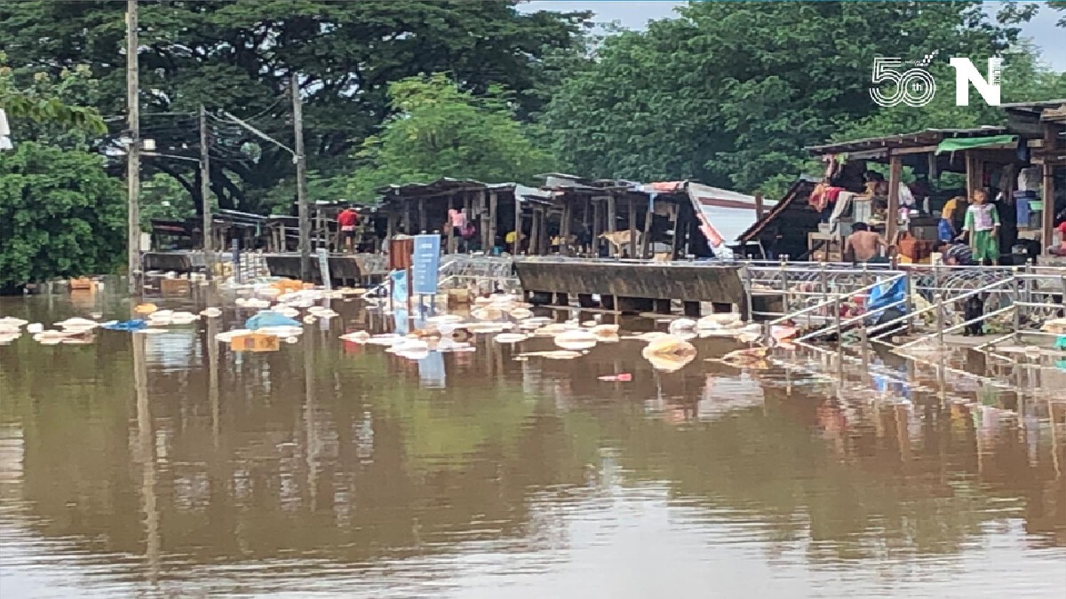 น้ำลดขยะลอยเกลื่อน"ล่องเรือแจกอาหาร-ยา"