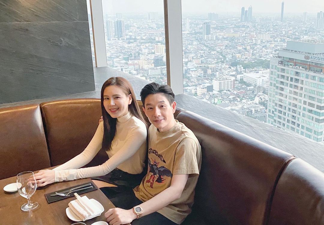 "บอย-เจี๊ยบ" โพสต์ซึ้งใจพนักงานขอลดเงินเดือน หวังช่วยพยุงร้านชาบู "บอย-เจี๊ยบ" โพสต์ซึ้งใจพนักงานขอลดเงินเดือน หวังช่วยพยุงร้านชาบู
